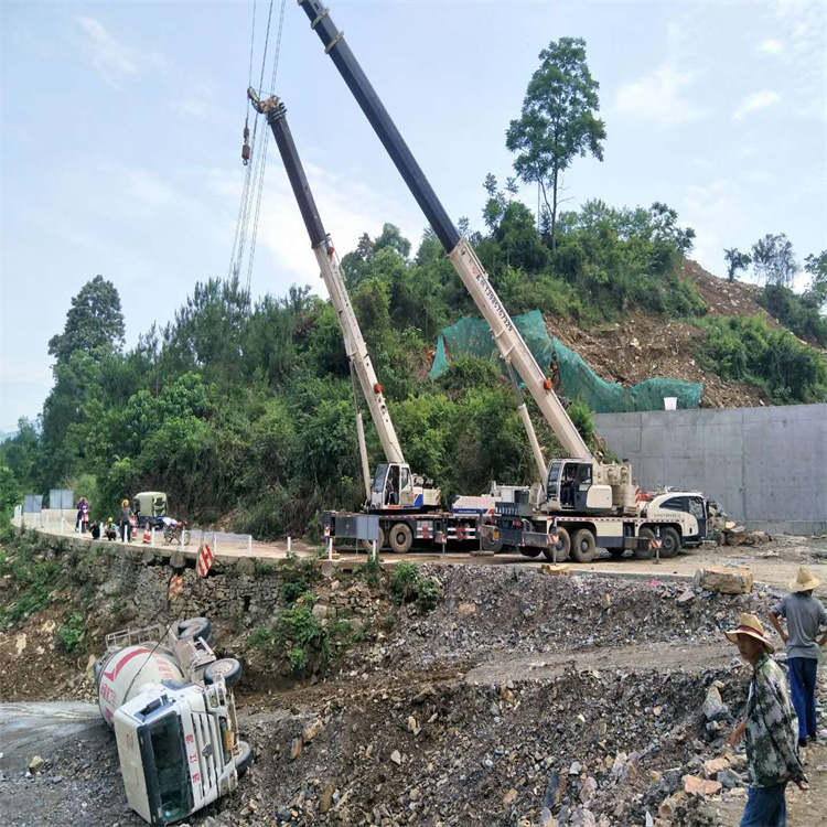 永修县汽车掉沟里叫吊车救援要多少钱